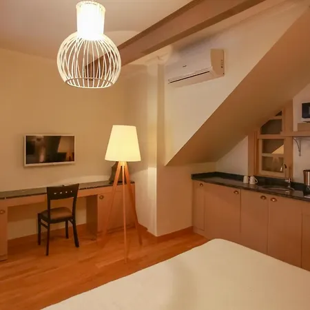 Проживание в семье Swim-up Garden Flat With Near Hadrian's Gate